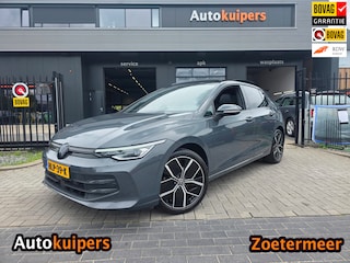 Volkswagen Golf 1.5 eTSI Oranje Edition | Met o.a. achteruitrijcamera, AppleCarPlay/AndroidAuto, panoramadak en cruise!