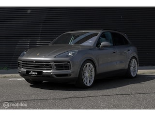 Porsche Cayenne E-Hybrid | Quarzite Grey Metallic | Sport Chrono | Luchtvering | 22” BC Forged EH675 | BTW-auto