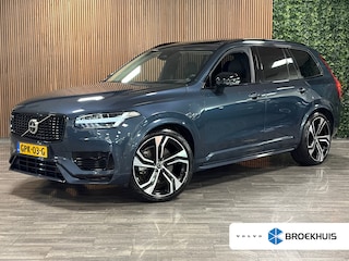 Volvo XC90 T8 AWD Recharge Ultra Dark | Vol! | Bowers & Wilkins | Luchtvering | Stoelventilatie | Trekhaak | 360 Camera | Head-Up Display | Stoelmassage | 455pk | Adaptieve Cruise Control | Stoelverwarming voor+achter | Stuurwielverwarming | Schuifdak | 20 Inch | Full LED  Meesturende koplampen | Pilot Assist | BLIS Dode Hoek Detectie | Alcantara hemelbekleding | Lederen handgrepen en zonnekleppen | Elektrische voorstoelen geheugen | Nappa Lederen bekleding | Zitting verlenging voorstoelen | Lederen Dashboard | Google Infotainment | Keyless Drive | Parkeersensoren voor+achter | Privacy Glass | Elektrisch bedienbare achterklep | Geïntegreerde zongordijnen achterportieren | Geïntegreerd kinderzitje achterin | Verlichte instaplijsten | 7-Persoons | 4-Zone Climate Control | DAB Radio | Apple Carplay/Android Auto | Alarm Klasse III | Draadloos telefoon opladen | Volvo On Call met mobiele App functie | Denim Blue Metallic |