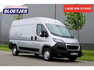 Peugeot Boxer 335 2.2 BlueHDi 140 L2H2 Premium in Topstaat |1e eigenaar |Camera |Cruise |Navi |140 pk |3500 KG |BPM vrij |Mooie camperbasis |Metallic lak |Parkeersensoren |EURO6D