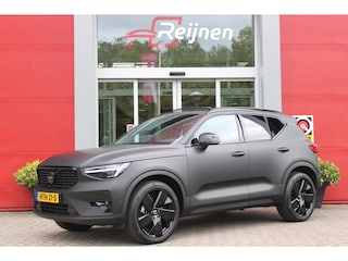 Volvo XC40 2.0 B4 197PK PLUS BLACK EDITION PANORAMISCH SCHUIF/KANTELDAK | LIGHTING PACK - MATRIX LED KOPLAMPEN MET REINIGINGSINSTALLATIE EN MISTLAMPEN | PREMIUM AUDIO BY HARMAN KARDON | APPLE CARPLAY/ANDROID AUTO | DRAADLOZE TELEFOONLADER | LICHTMETALEN VELGEN 20'' 5-SPAAKS BLACK EDITION | VISIUAL PARK ASSIST (360 GRADEN CAMERA) | PARKEERSENSOREN VOOR + ACHTER | BLIND SPOT INFORMATION SYSTEM (DODE HOEK BEWAKING) | INKLAPBARE TREKHAAK MET 2000KG TREKGEWICHT! | POWER SEATS - ELEKTRISCH VERSTELBARE VOORSTOELEN MET GEHEUGEN OP BESTUURDERSSTOEL | STOEL, STUUR EN VOORRUIT VERWARMING | ELEKTRISCH NEERKLAPBARE HOOFDSTEUNEN ACHTER | VOLVO GUARD ALARM | ELEKTRISCH BEDIENBARE ACHTERKLEP | EXTRA GETINT GLAS ACHTERPORTIEREN EN ACHTERRUIT | GEWRAPT MET 3M MAT ZWARTE WRAP |