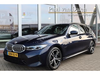 BMW 3-serie Touring (g21) 330e 292PK XDRIVE M-SPORT Leer | Head Up | Live Cockpit | Trekhaak | Led | Camera |