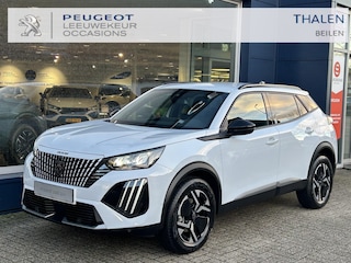 Peugeot 2008 1.2 Hybrid 145 PK Allure | Automaat Hybride | BOUWJAAR 2026 DEMO MET €6.000 VOORDEEL | 360 Graden Camera | Dode Hoek Detectie | Parkeersensoren V+A | Hoge Zitpositie | Climate Control | Stoelverwarming | Navigatie via Telefoon | Dakrails | Cruise Control | Apple Carplay & Android Auto draadloos | LED Verlichting | 17" Lichtmetalen Velgen |