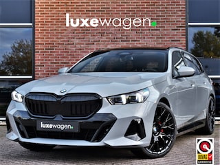 BMW 5-serie Touring 520i M-Sport Pano Trekh Brooklyngrau ACC 360 H/K HUD Stoelventilatie