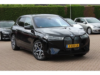 BMW iX M60 High Executive 112 kWh 27.972 km! / SOh 96,8% / Trekhaak / Panoramadak / 360Camera / Head-up / Bowers&Wilkens / Softclose / 22'' / Luchtvering / Laser LED / CarPlay / Volleder / Stoel+Stuurverwarming / Dodehoek / DAB / ACC