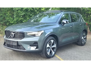 Volvo XC40 2.0 B3 Ultra Dark MY 2026 - 19” Wielen - Panoramadak - Harman Kardon Audio - 360 Cam - Climate - R980 Interieur – warming – Power seats met memory - Full led koplampen – Donkere hemel - Binnenkort beschikbaar