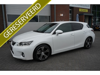 Lexus CT 200H HYBRID MET COMPLEET NIEUW ACCUPAKKET! ORIGINEEL NL DEALER ONDERHOUDEN CAMERA 17INCH ALCANTARA ECC AIRCO CRUISECONTROL  PRIVACYGLAS 4X ELECTR.RAMEN-SPIEGELS