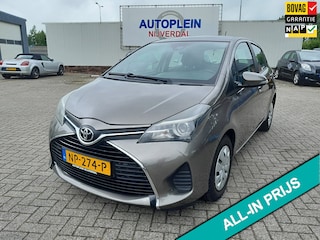 Toyota Yaris 1.0 VVT-i Trend In nederland nieuw geleverde goed onderhouden auto met navigatie,achteruitrijcamera en airco!