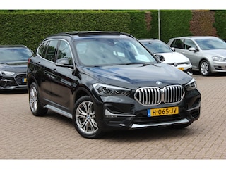 BMW X1 sDrive20i High Executive / Panoramadak / Leder / CarPlay / Parkeerhulp V+A / 18'' / Sportstoelen / DAB / Stoelverwarming / Cruise Control