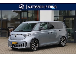 Volkswagen ID. Buzz 1st 77kWh 204PK / 150kW, NL auto, wegklapbare trekhaak, 20" 'Solna' LMV, LED Matrix (IQ.Lights), stoel- en stuurwielverwarming, privacy glas, achteruitrijcamera, climatronic, adaptieve cruise control (acc), navigatie, keyless entry & go, verwarmbare voorruit, 2x schuifdeur, DAB+, Apple Carplay / Android Auto, elektrisch verstel-, verwarm- en inklapbare buitenspiegels, multifunctioneel stuurwiel, parkeersensoren voor en achter