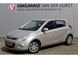 Hyundai i20 1.4i-101pk DynamicVersion. Voor de snelle beslisser, nette Hyundai ! Airco, 5-drs, radio/cd, trekhaak met afneemb. kogel, metallic lak etc.