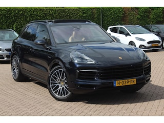 Porsche Cayenne 3.0 E-Hybrid / Trekhaak / Panoramadak / Camera / Head-up / 21'' / Achterasbesturing / Luchtvering / Sportchrono / Bose / Softclose / Dodehoek / Keyless / DAB / Stuurverwarming / Stoelverwarming