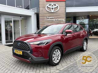 Toyota Corolla Cross 2.0 High Power Hybrid DYNAMIC STOEL/STUURVERW 4S-BANDEN NAVI CAMERA APPLE/ANDROID 17' LM-VELGEN CLIMA AD-CRUISE 2-2023, 19.912 Km, Hybride benzine, Automaat, 197 pk, Lava Red Parelmoer, BTW, Gebruikt, Virtuele voorraad , van Leussen Zwolle