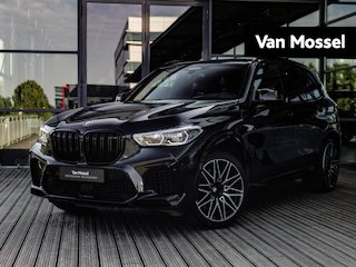 BMW X5 Competition | M DRIVERS PACK | BOWERS & WILKINS | SOFTCLOSE | SKYLOUNGE PANORAMA/SCHUIF-KANTELDAK | STOELVENTILATIE | TV SCHERMEN ACHTER | NL GELEVERD | DEALER ONDERHOUDEN | CARBONZWART | BMW LASER | DRVING ASSISTANT PROF | ELEKTR.TREKHAAK |