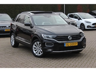 Volkswagen T-Roc 1.5 TSI Sport / Trekhaak / Panoramadak / Virtual Cockpit / CarPlay / 17'' / LED Koplampen / DAB / ACC