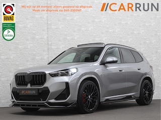 BMW X1 18i M-Sport Performance-Pack | Panorama | Sportstoelen | Carbon | Keyless-Entry | Sfeerverlichting | Achteruitrij-Camera | 5x op voorraad | Carplay | Full-LED | Black-Optic | Getint Glas | Stoelverwarming | Draadloos Laden |