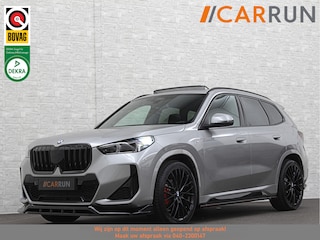 BMW X1 18i M-Sport Performance-Pack | Panorama | Sportstoelen | Carbon | Keyless-Entry | Sfeerverlichting | Achteruitrij-Camera | 5x op voorraad | Carplay | Full-LED | Black-Optic | Getint Glas | Stoelverwarming | Draadloos Laden |