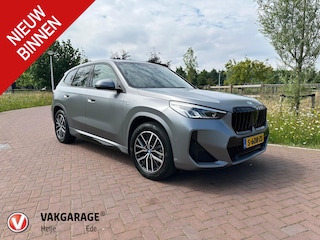 BMW iX1 xDrive30 Launch Edition 67 kWh | M-Pakket | Trekhaak | Camera | Leer | NL-Auto |