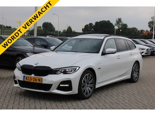 BMW 3-serie Touring 330e High Executive M-SPORT SHADOW PANORAMADAK MEMORY 360-CAMERA KEY-LESS CARPLAY TREKHAAK