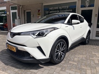 Toyota C-HR 1.8 Hybrid Executive Navi Full Map/Achteruitr. Camer/Verwarmde in hoogte verst.bare stoel/Verw. inklapbare spiegels/Cruise Contr. Adaptief/Keyles Entry/Multifunction. Stuur/Parkeerassistent/18 Inch L/M
