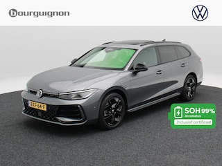 Volkswagen Passat Variant 1.5 eHybrid 272 Pk Automaat R-Line Business | Stoel/Stuurverwarming | Head Up | Matrix LED | Panorama dak | 360° Camera | Massage | Trekhaak | 18 Inch | 29.438 Km !!