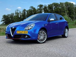Alfa Romeo Giulietta 1.4 Turbo / Unieke Staat!! / Airco / Navigatie / Rood Leder / PDC / Led Verlichting / LM-Velgen /