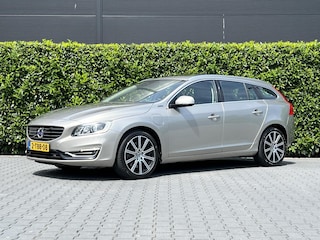 Volvo V60 2.4 D6 AWD Plug-In Hybrid SUMMEM, NL AUTO, NAP LOGISCH, EURO 6, PANORAMADAK, LEDER, KEYLESS, CAMERA, DODEHOEK, MEMORY, NAVIGATIE, CRUISE CONTROL, CLIMATE CONTROL, STOEL/STUUR/ACHTERBANKVERWARMING, TREKHAAK, LICHTMETAAL 18"