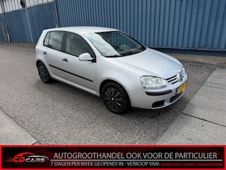 Volkswagen Golf 1.4 Trendline Inruilauto’s tegen vaste prijzen. Voor meer info: 0638140850 Bij de verkoop van gebruikte voertuigen door CD-Cars wordt geen standaard garantie verstrekt. De koper aanvaardt het voertuig in de staat waarin het zich bevindt op het moment van aankoop