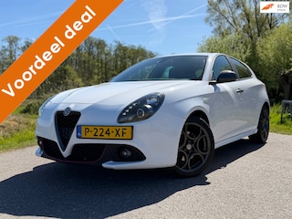 Alfa Romeo Giulietta 1.4 Turbo MultiAir Super Automaat / Navi / 18" Velgen / Alcantara / Stoelverwarming / Clima / PDC / Cruise