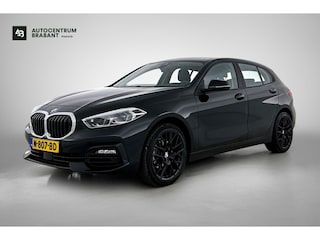 BMW 118i Business Edition Automaat (NL-AUTO, NAVIGATIE, CARPLAY, PARKEERSENSOREN, DEALER ONDERHOUDEN)