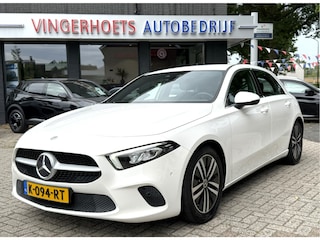 Mercedes-Benz A-klasse 180 Business Solution Luxury * AUTOMAAT * Benzine * Navigatie * Zwart Leder Interieur * Achteruitrij Camera * L.M. Velgen * Stoelverwarming * Keyless Start *  KM Autopas Aanweizg * Nederlandse Automobiel * Vingerhoets; Vierde Generatie Eersteklas Service. Al meer dan 100 jaar een begrip in de Brabantse Kempen