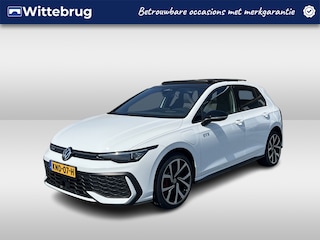 Volkswagen Golf 1.5 eHybrid 272pk DSG GTE / Panorama dak / Zwenkbare trekhaak / Black style / IQ-Led / 18'' LMV