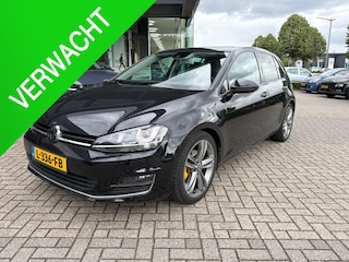 Volkswagen Golf 1.4 TSI ACT Connected Series | Navigatie | Xenon | R-line pakket | Massage Stoelen | Xenon | Schuifdak | Stoelverwarming | 18 Inch Lichtmetalen R-line Velgen
