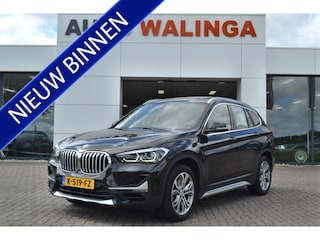 BMW X1 sDrive18i Panaramadak | Leer | Head up | Trekhaak 1700kg | Dealer onderhouden.
