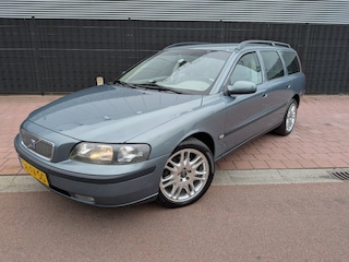Volvo V70 2.4 Comfort Line 7 Persoons, Dealerondh, 2 de eig