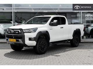 Toyota Hilux 2.8 D-4D Xtra Cab Professional premium Unieke verhoogde uitvoering met luchtvering en Laserlight-verlichting.