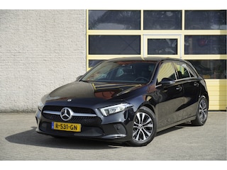 Mercedes-Benz A-klasse 180 Automaat! Business Line BJ2022 Lmv 16" | Led V+A | Pdc | Achteruitrijcamera | Navi | Virtual cockpit | Climate control | Cruise control | Verwarmde voorstoelen | Zwarte hemel | Getint glas