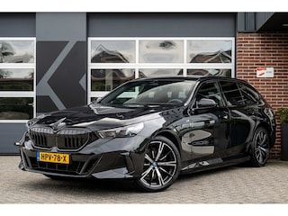 BMW 530 530e xDrive Touring M Sport | Driving Ass. + | 360 Camera | Trekhaak | Iconic Glow | Stuurverw. | 20' Inch |