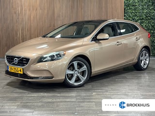 Volvo V40 T4 Summum Aut. | Trekhaak | Panoramadak | Dealer onderhouden | Parkeercamera | BLIS Dode Hoek Detectie | Bi-Xenon verlichting | 17 Inch | Lederen bekleding | Parkeersensoren achter | Cruise Control | Audiobediening op stuurwiel | Navigatie | Bluetooth telefoon en audio streaming | Elektrisch inklapbare buitenspiegels | Regensensor | Digitaal TFT instrumentenpaneel met 3 instellingen | Climate Control L+R | Automatisch dimmende binnenspiegel | Verlichte versnellingspookknop | Volledig dealer onderhouden | Raw Copper Metallic met Blond lederen interieur |