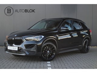 BMW X1 XDrive25e | M | Panoramadak | Head-up display | Camera | Leer | Stuurverwarming |