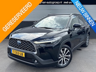 Toyota Corolla Cross 2.0 High Power Hybrid First Edition Nieuw geleverd, 1e eign. Stoelverwarming, Dodehoekdetectie, Elek. achterklep, LMV, Navigatie, All-season banden, Parkeersensoren voor + achter