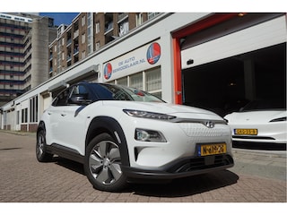 Hyundai Kona EV Premium 64 kWh | SOH 99.2% | Trekhaak | Leer | Adaptive + Lane + Blindspot | Premium Audio + Apple + All Season banden | Dealer onderhouden