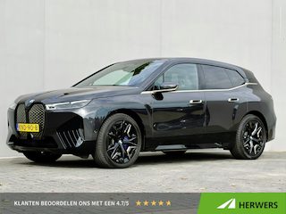 BMW iX M60 Excellence 112 kWh / SOH 94% / 2500kg Trekgewicht / Wegklapbare Trekhaak / Panoramadak Sky Lounge / 22"/ Soft Close / Bowers & Wilkins / Head Up Display / Elektr. Stoelen / Luxe Lederen Bekleding / Stoel Ventilatie & Stoelverwarming /