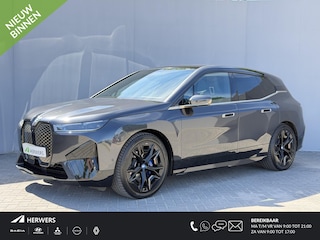 BMW iX M60 Excellence 112 kWh / SOH 94% / 2500kg Trekgewicht / Wegklapbare Trekhaak / Panoramadak Sky Lounge / 22"/ Soft Close / Bowers & Wilkins / Head Up Display / Elektr. Stoelen / Luxe Lederen Bekleding / Stoel Ventilatie & Stoelverwarming /