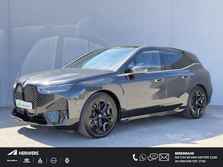 BMW iX M60 Excellence 112 kWh / SOH 94% / 2500kg Trekgewicht / Wegklapbare Trekhaak / Panoramadak Sky Lounge / 22"/ Soft Close / Bowers & Wilkins / Head Up Display / Elektr. Stoelen / Luxe Lederen Bekleding / Stoel Ventilatie & Stoelverwarming /