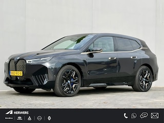 BMW iX M60 Excellence 112 kWh / SOH 94% / 2500kg Trekgewicht / Wegklapbare Trekhaak / Panoramadak Sky Lounge / 22"/ Soft Close / Bowers & Wilkins / Head Up Display / Elektr. Stoelen / Luxe Lederen Bekleding / Stoel Ventilatie & Stoelverwarming /