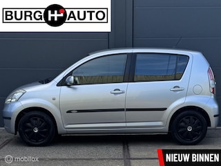 Daihatsu Sirion 2 1.3-16V Prestige 5 deurs - 2E EIGENAAR - AIRCO - EL. RAMEN + SPIEGELS - CPV - RADIO/CD - NAP - NL AUTO - APK TM 05-04-2027 -