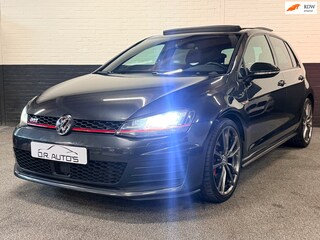 Volkswagen Golf GTI Performance Pano Akra