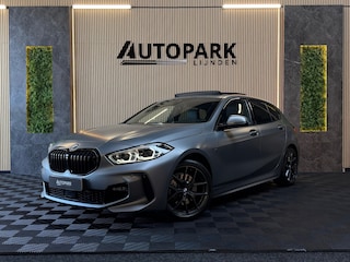 BMW 118i High Executive M-SPORT|PANO|HARMAN KARDON|KEYLESS|FABRIEKSGARANTIE|CARPLAY|CAMERA|AMBIENT|DEALER ONDERHOUDEN|VOL!
