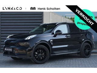 Lynk & Co 01 1.5 | Trekhaak | Black Edition | 360° Camera | Panoramadak | Achteruitrijcamera | Elektrische bestuurdersstoel met geheugen | Stoelverwarming | Actieve bochtverlichting | Adaptieve Cruise Control | Stuurassistent | Lane Assist | Navigatie | Elektrische Achterklep | Keyless Entry | Dodehoekassistent